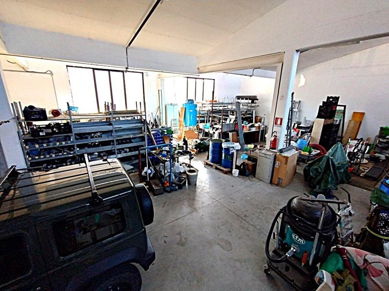 Capannone in Vendita a Capannori, 270'000€, 345 m²