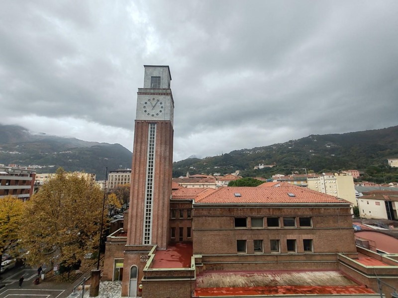 Immobile commerciale in Affitto a Massa, 2'400€, 160 m²