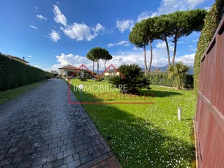 Villa in Vendita a Camaiore, zona Capezzano Pianore, 900'000&euro;, 265 m², arredato, con Box