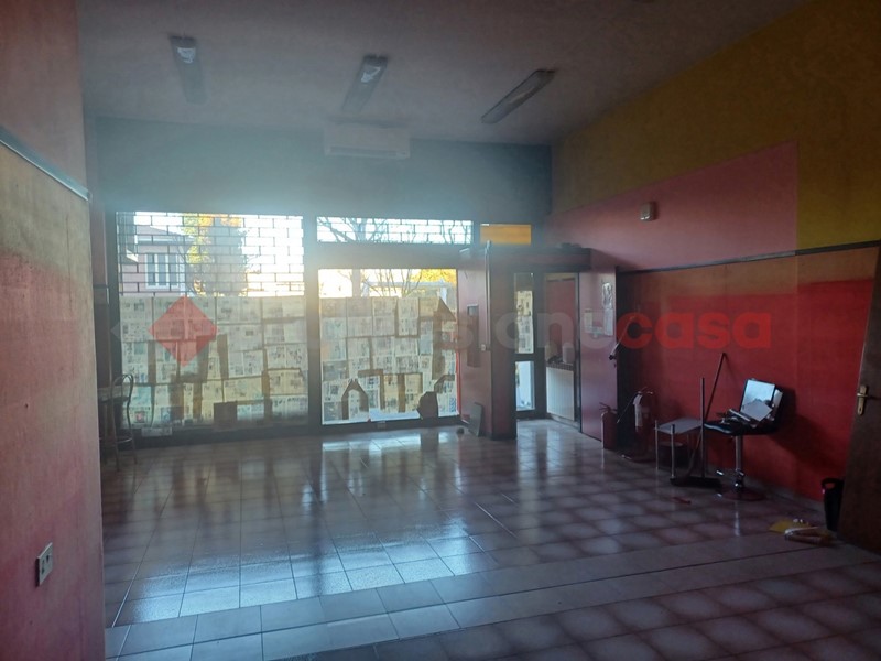 Negozio in Affitto a Busto Arsizio, 800€, 100 m²
