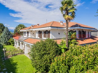 Villa bifamiliare in Vendita a Scalenghe, 800'000€, 600 m²