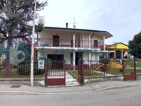 Villa in Vendita a Mediglia, 435'000€, 350 m²