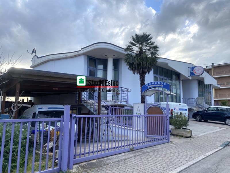 Laboratorio in Vendita a Monsampolo del Tronto, 70'000€, 129 m²