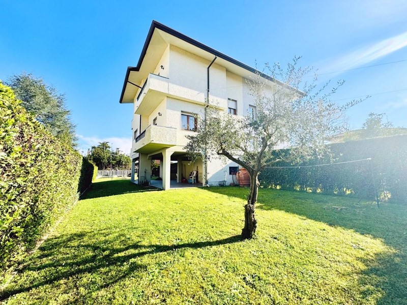 Villa bifamiliare in Vendita a Pietrasanta, zona Tonfano, 610'000€, 90 m²