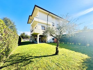 Villa bifamiliare in Vendita a Pietrasanta, zona Tonfano, 610'000€, 90 m²