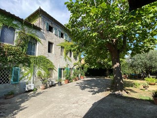 Villa in Vendita a Capannori, zona Carraia, 350'000€, 340 m², arredato
