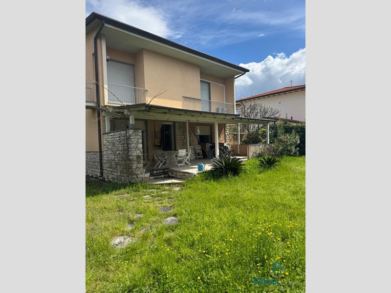 Villa bifamiliare in Vendita a Forte dei Marmi, 1'300'000€, 150 m², arredato