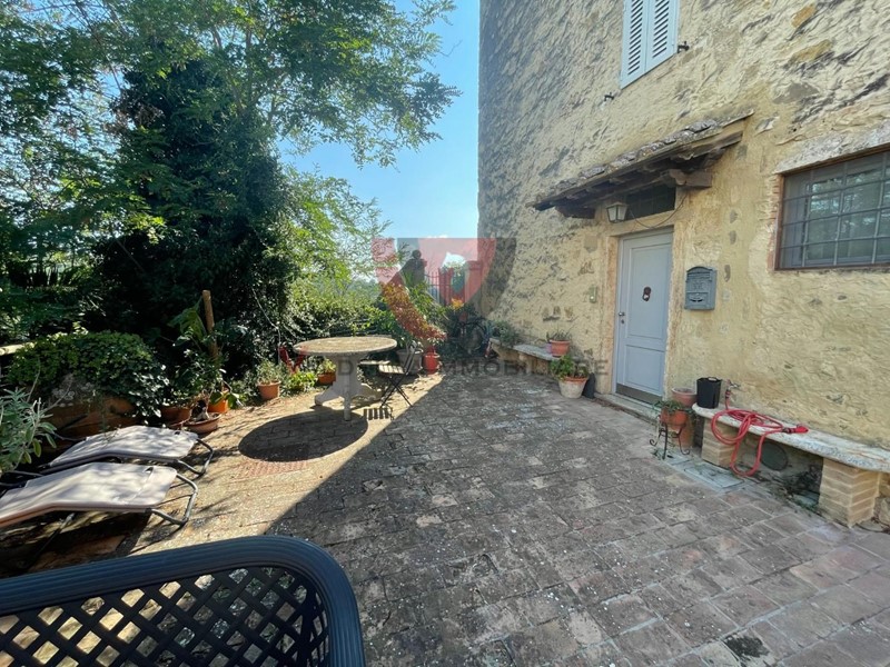 Appartamento in Vendita a Poggibonsi, zona Gavignano, 370'000€, 210 m², arredato