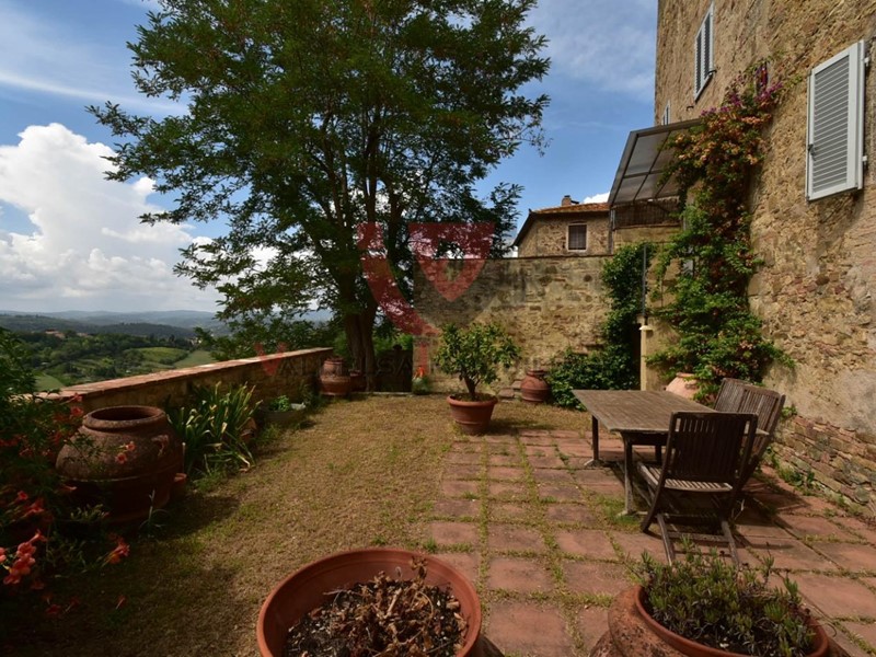 Appartamento in Vendita a Poggibonsi, zona Gavignano, 370'000€, 205 m², arredato