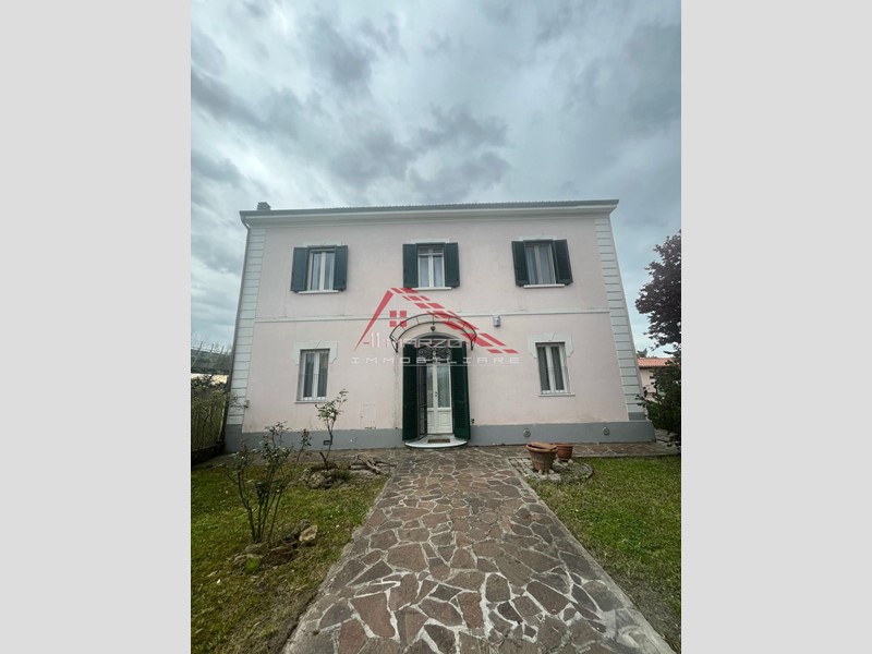 Villa in Vendita a Pisa, zona La Vettola, 400'000€, 150 m²
