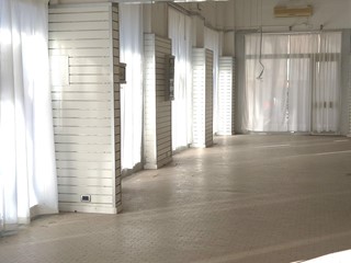 Immobile commerciale in Affitto a Carrara, zona Marina di Carrara, 2'500€, 200 m²