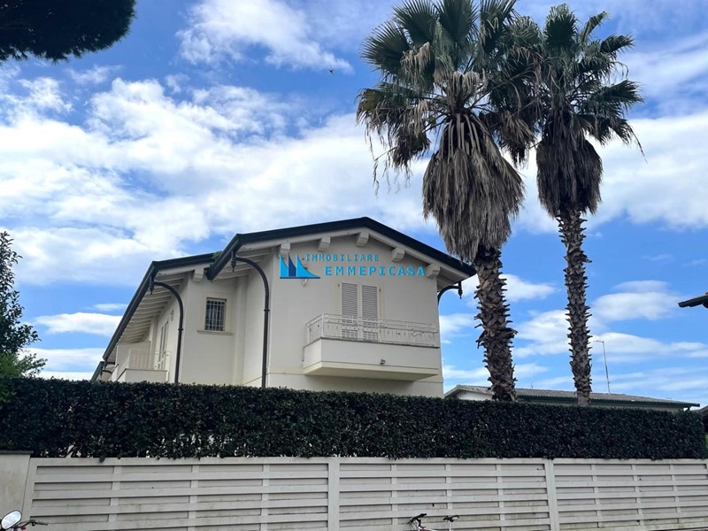 Villa bifamiliare in Vendita a Montignoso, zona Cinquale, 720'000€, 150 m², arredato