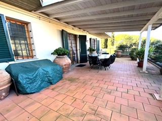 Appartamento in Vendita a Gambassi Terme, zona Case Nuove - Ricavoli, 290'000€, 135 m², con Box