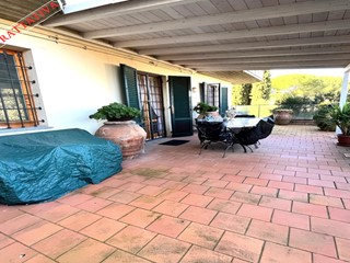 Appartamento in Vendita a Gambassi Terme, zona Case Nuove - Ricavoli, 290'000&euro;, 135 m², con Box