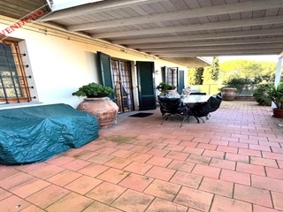 Appartamento in Vendita a Gambassi Terme, zona Case Nuove - Ricavoli, 290'000&euro;, 135 m², con Box