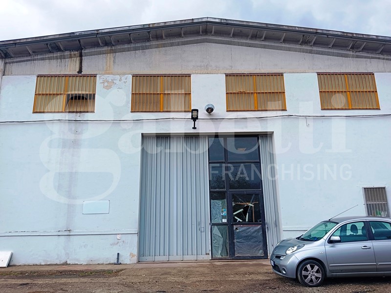 Capannone in Vendita a Rende, 350'000€, 570 m²