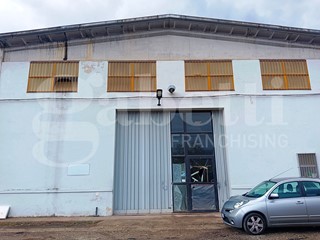 Capannone in Vendita a Rende, 350'000€, 570 m²