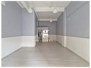 Negozio in Affitto a Salerno, 600€, 32 m²