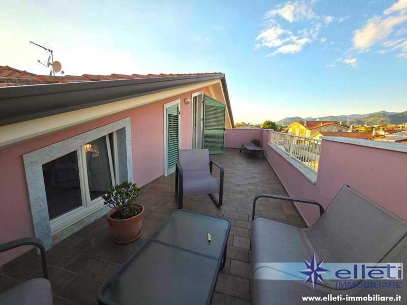 Trilocale in Vendita a Massa, zona Marina di Massa, 295'000€, 80 m², con Box