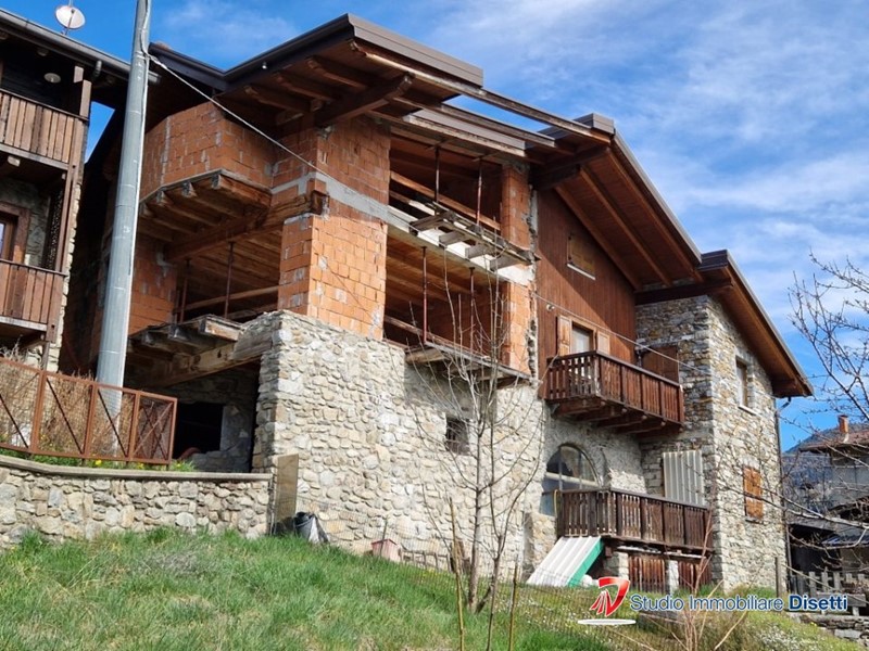 Casa Semi Indipendente in Vendita a Edolo, 88'000€, 240 m²