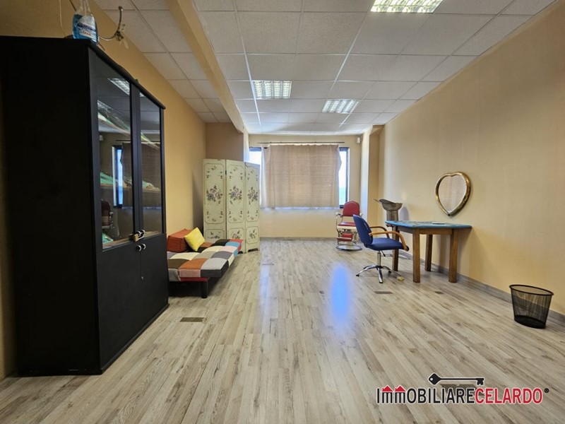 Ufficio in Affitto a Colle di Val D'Elsa, 600€, 97 m²