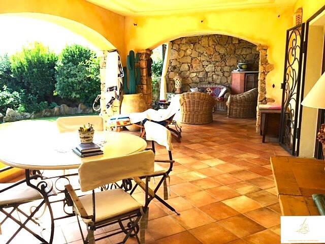 Villa in Vendita a Arzachena, zona Cannigione, 250 m²