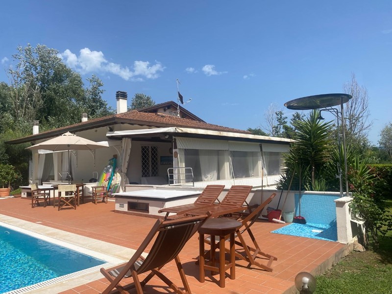 Villa in Affitto a Forte dei Marmi, zona Vaiana, 6'000€, 400 m², arredato