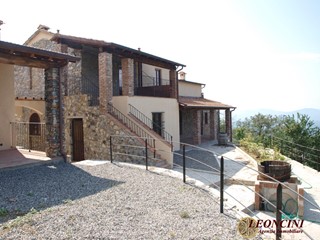 Casale in Vendita a Villafranca in Lunigiana, 700'000€, 800 m²