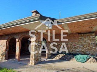 Villa in Vendita a Capannori, zona Segromigno In Monte, 500'000€, 535 m², con Box