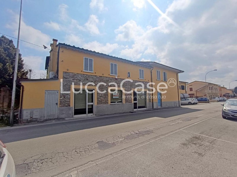 Immobile commerciale in Affitto a Capannori, zona Marlia, 700€, 150 m²