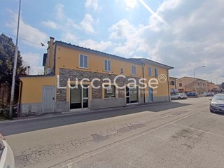 Immobile commerciale in Affitto a Capannori, zona Marlia, 700€, 150 m²