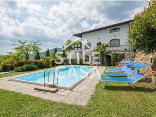 Villa in Vendita a Pescia, 890'000€, 790 m², arredato, con Box