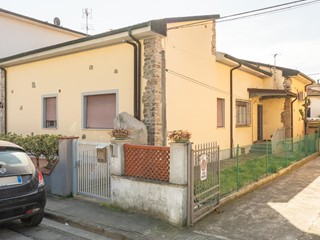 Trilocale in Vendita a Calcinaia, zona Fornacette, 163'000€, 75 m²