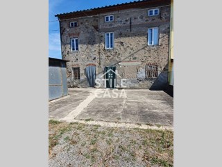 Casa Indipendente in Vendita a Capannori, 195'000€, 200 m², con Box