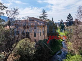 Villa in Vendita a Calci, 930'000€, 500 m², arredato