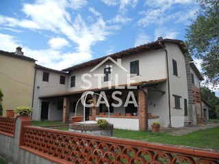 Casa Semi Indipendente in Vendita a Altopascio, zona Le Spianate, 290'000€, 330 m², arredato, con Box