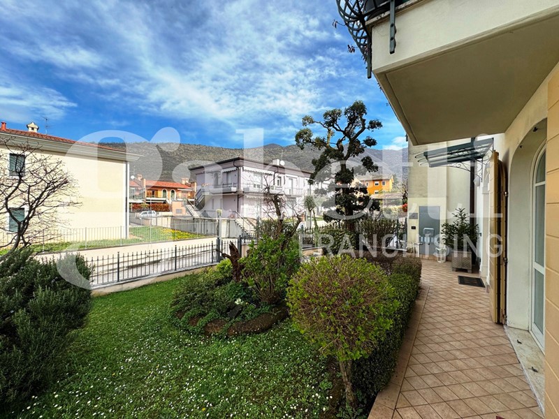 Villa bifamiliare in Vendita a Concesio, 545'000€, 254 m²