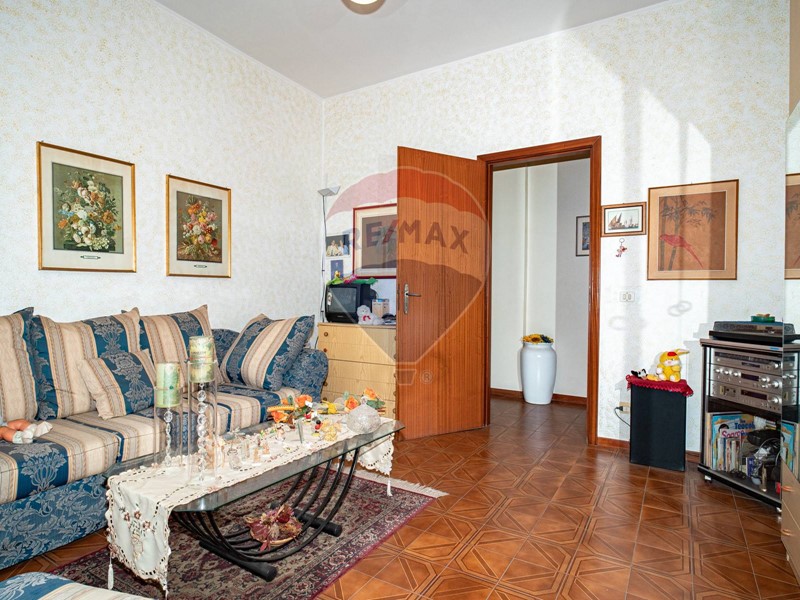 Quadrilocale in Vendita a Aci Catena, 75'000€, 120 m²