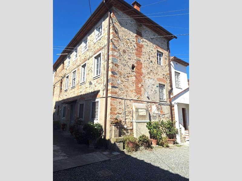 Casa Indipendente in Vendita a Capannori, zona San Ginese, 175'000€, 220 m²