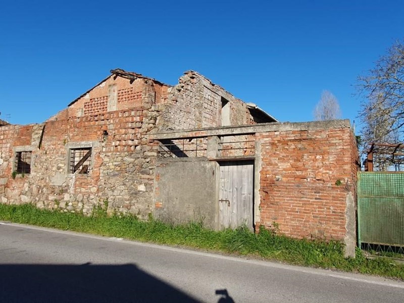 Casale in Vendita a Capannori, zona Tassignano, 55'000€, 328 m²