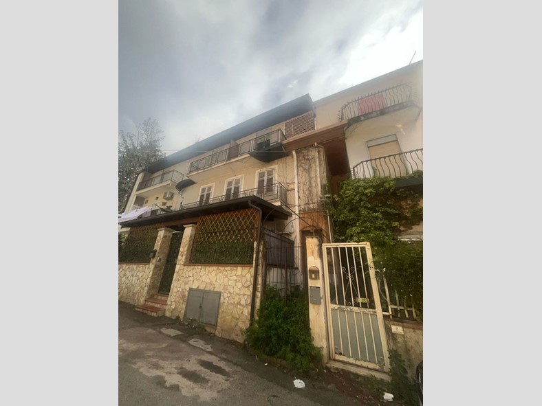 Quadrilocale in Vendita a Altofonte, 95'000€, 120 m²