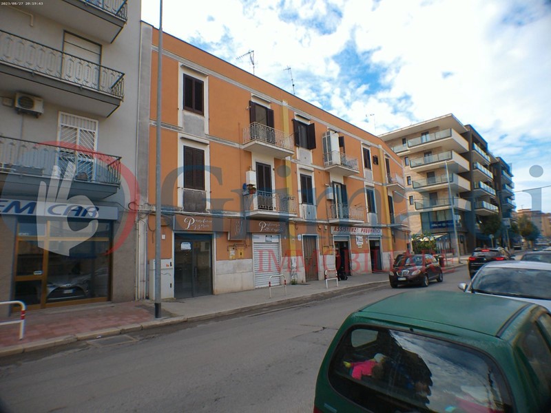 Negozio in Affitto a Trani, 550€, 52 m²