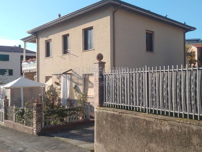 Casa Semi Indipendente in Vendita a La Spezia, zona Favaro, 138'000&euro;, 90 m²
