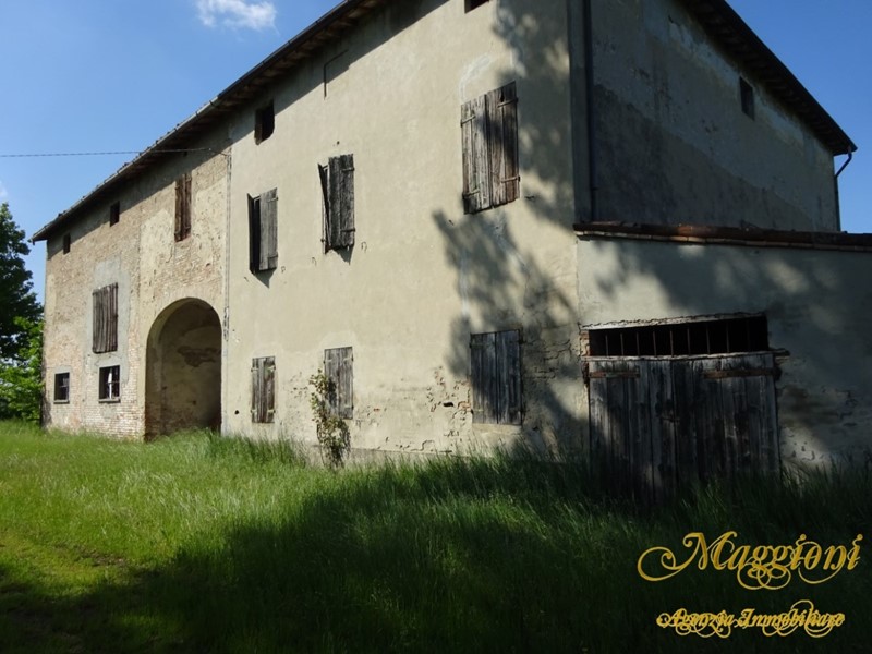 Casale in Vendita a Gattatico, 120'000€, 130 m²