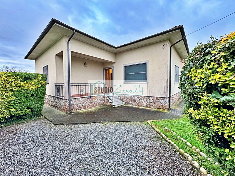 Villa in Vendita a Pietrasanta, zona Macelli, 390'000€, 130 m²