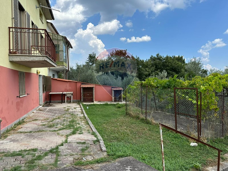 Casa Indipendente in Vendita a Scapoli, zona Collalto, 60'000€, 210 m²