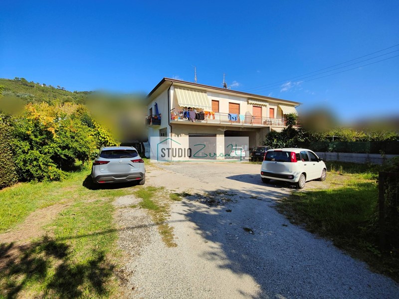 Casa Semi Indipendente in Vendita a Pietrasanta, zona Residenziale, 250'000€, 185 m²