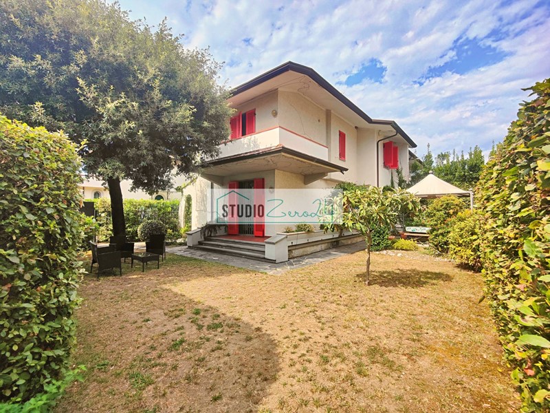 Villa bifamiliare in Vendita a Pietrasanta, zona Marina di Pietrasanta, 870'000€, 160 m²