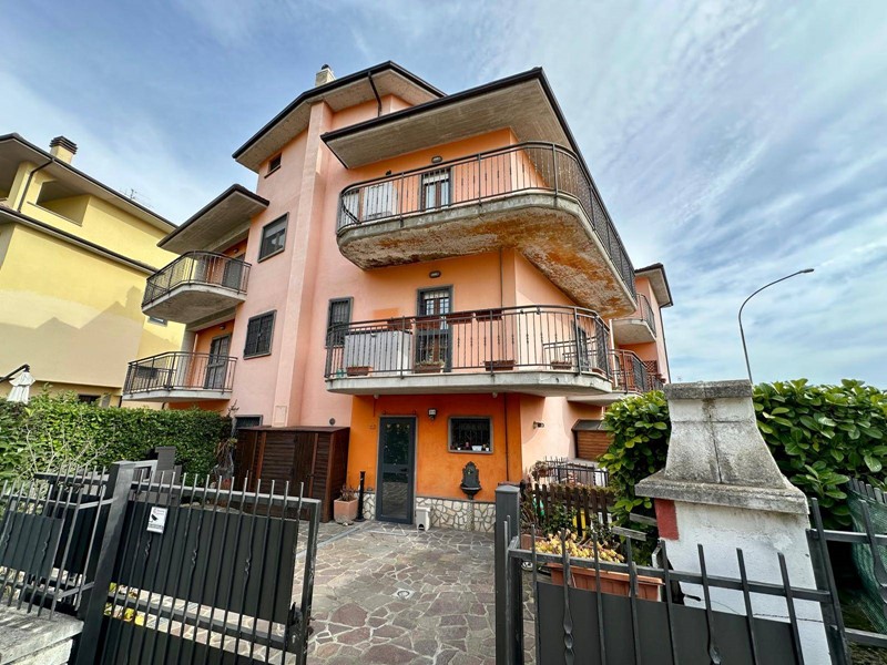 Trilocale in Vendita a Pizzoli, 135'000€, 100 m²