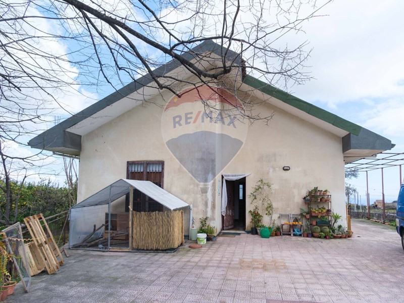 Villa in Vendita a Zafferana Etnea, 135'000€, 105 m²